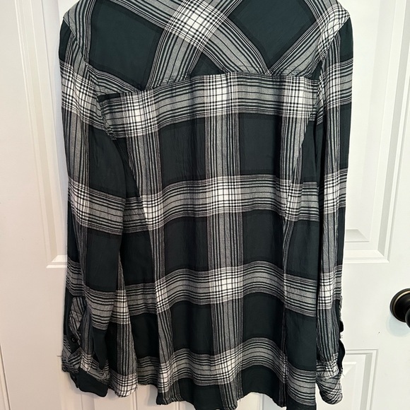 Torrid green and white button up long sleeve shirt size 1X - Picture 3 of 3